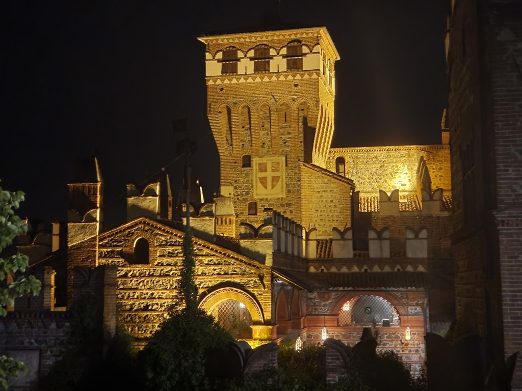 Castello Pavone Canavese di sera