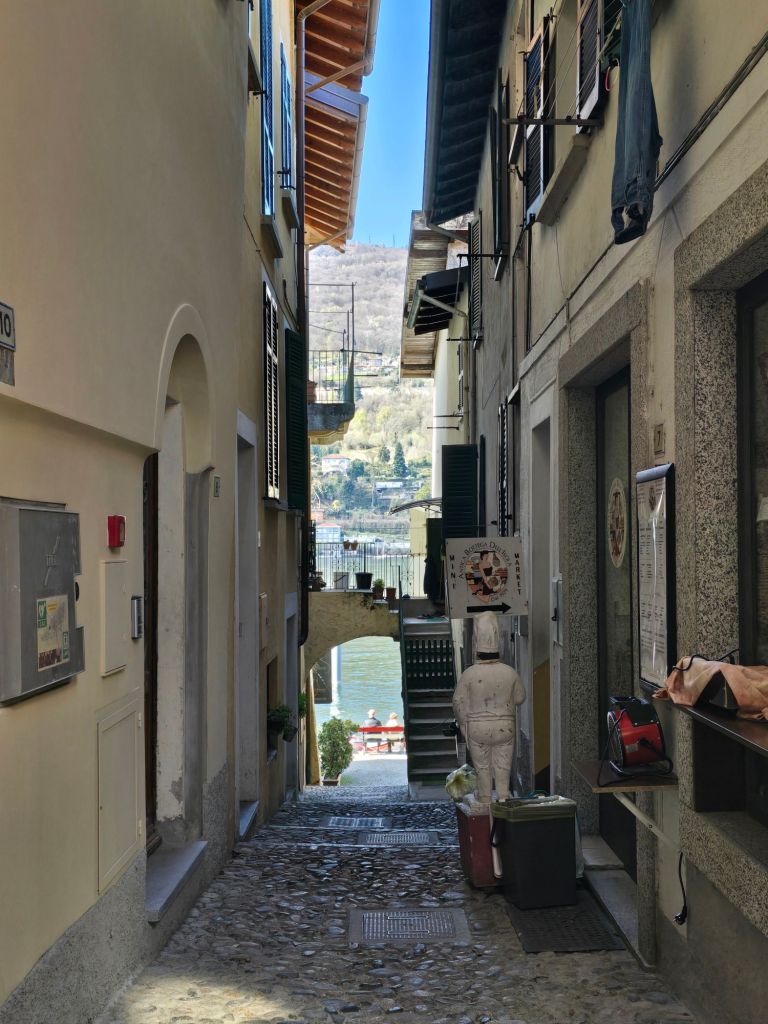 Vicoli stretti Isola dei Pescatori 