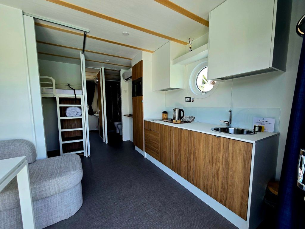 Casa galleggiante sul lago