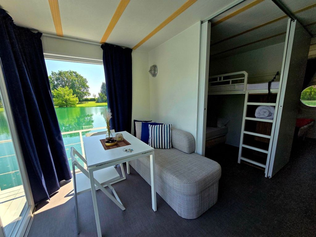 Casa galleggiante sul lago