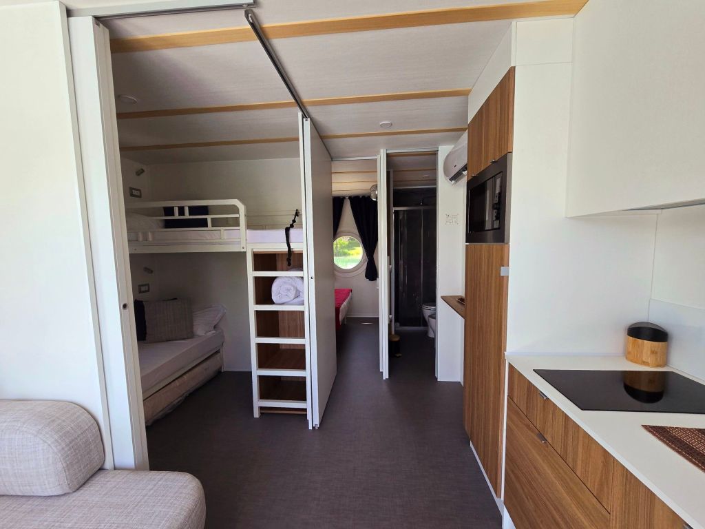 Casa galleggiante sul lago