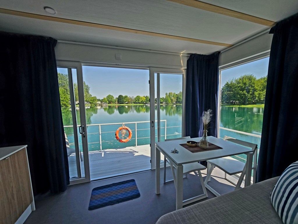 Alloggiare in una casa galleggiante sul lago | Sposini in&nbsp;viaggio