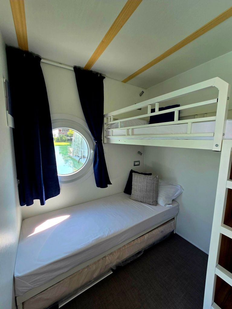 Casa galleggiante sul lago