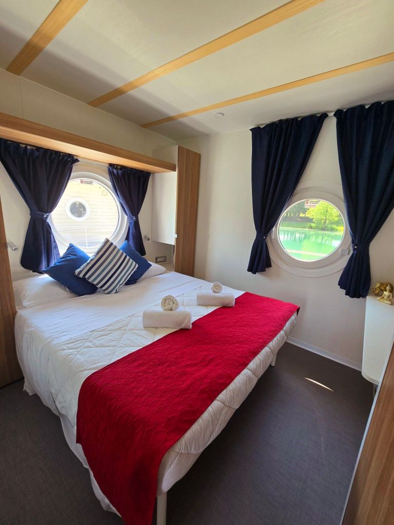 Casa galleggiante sul lago