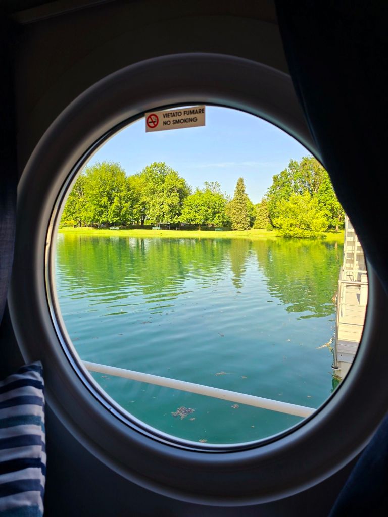 Vista dalla casa galleggiante sul lago