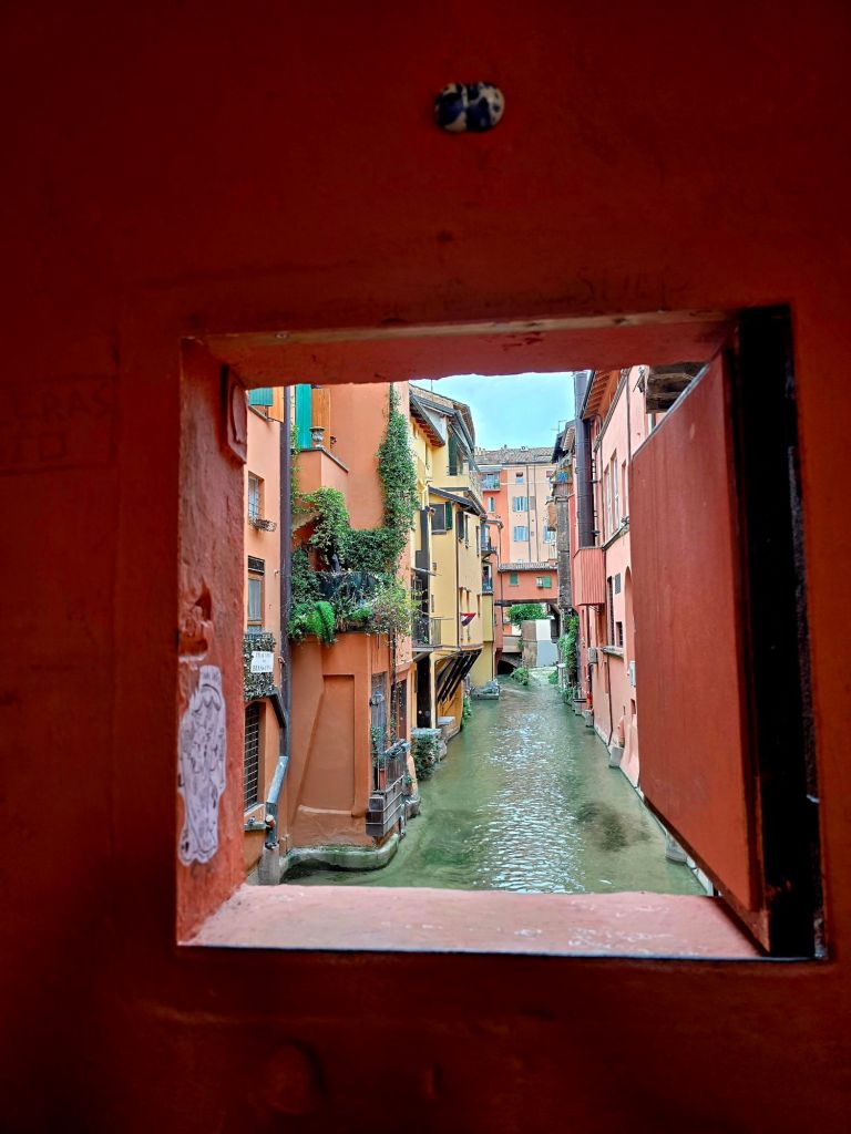 Finestrella di Via Pella - Bologna