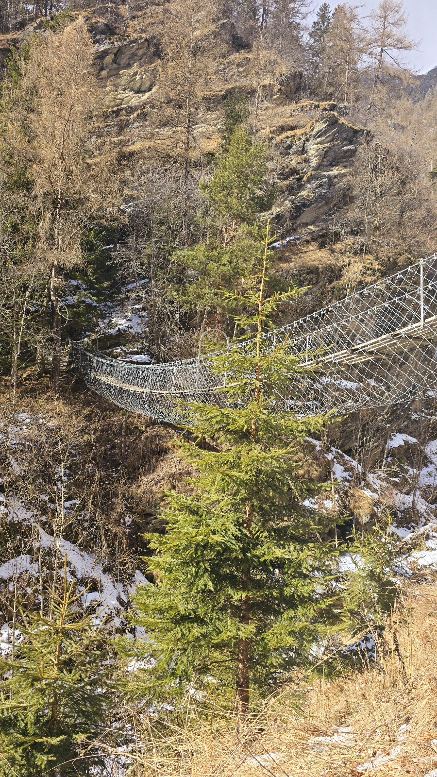 Un passo nel vuoto: l’emozione del ponte sospeso di Becetto | Sposini in&nbsp;viaggio