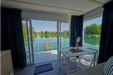 Casa galleggiante sul lago